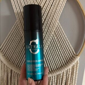 Catwalk Curls Rock Amplifier